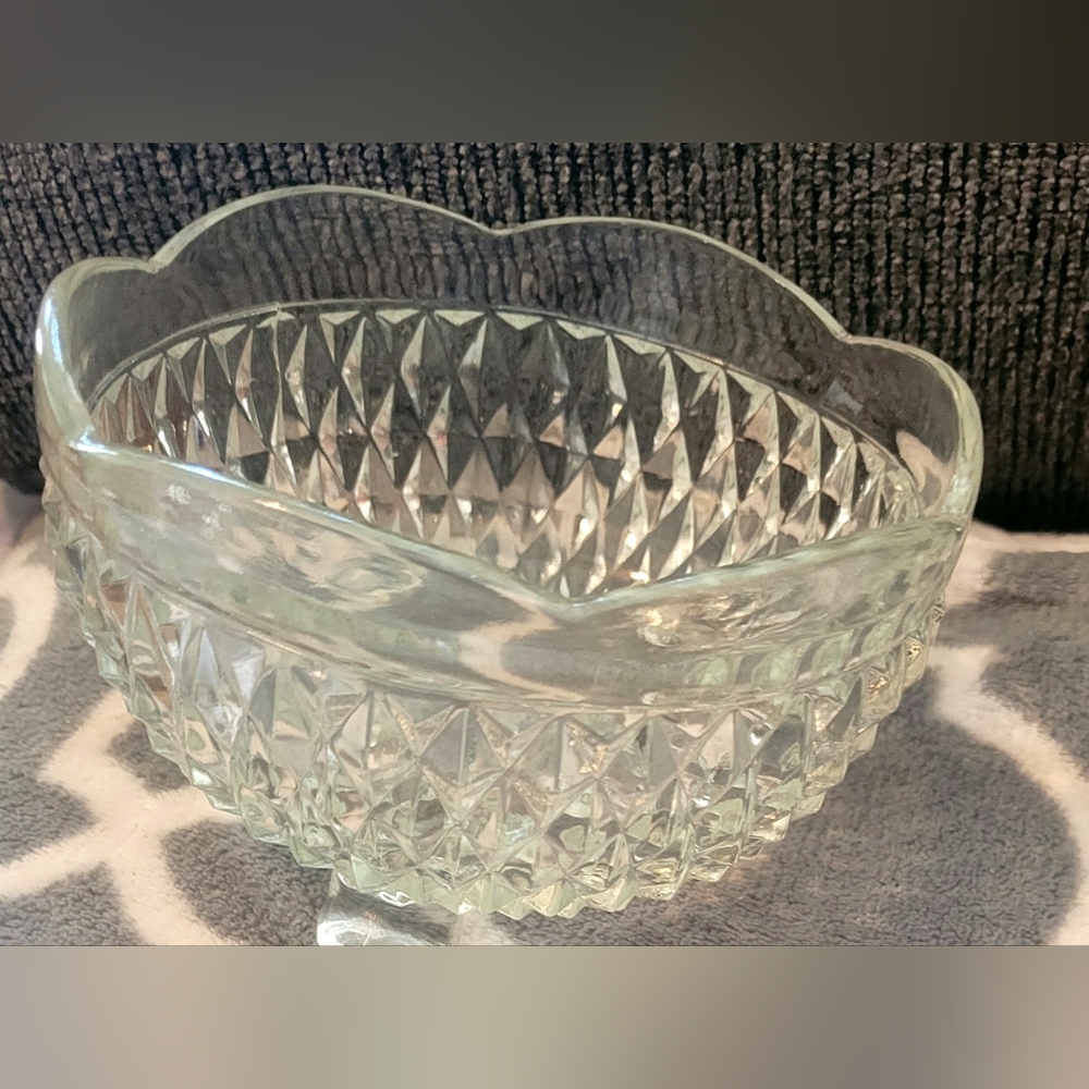 Glass Pedestal Bowl With Diamond Paytetn...preowned